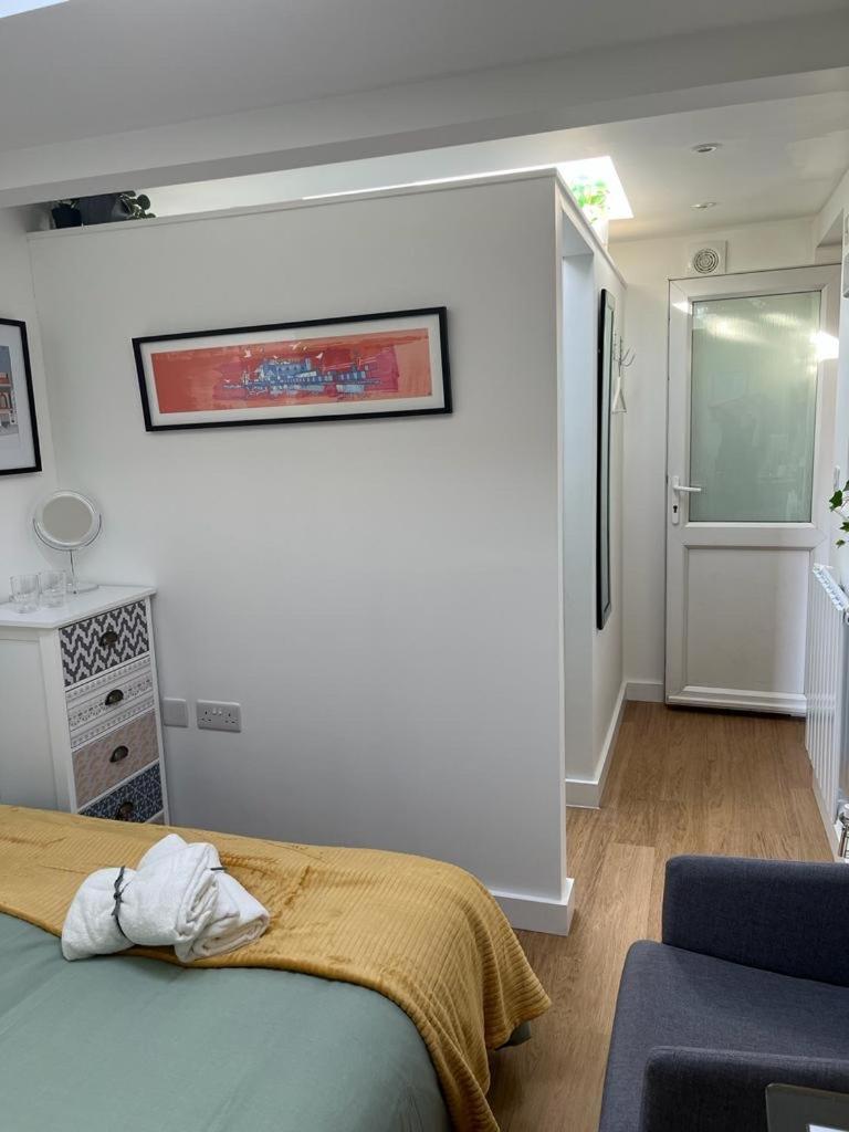 Central Ensuite Guest Unit With Air Conditioning Brighton Екстериор снимка