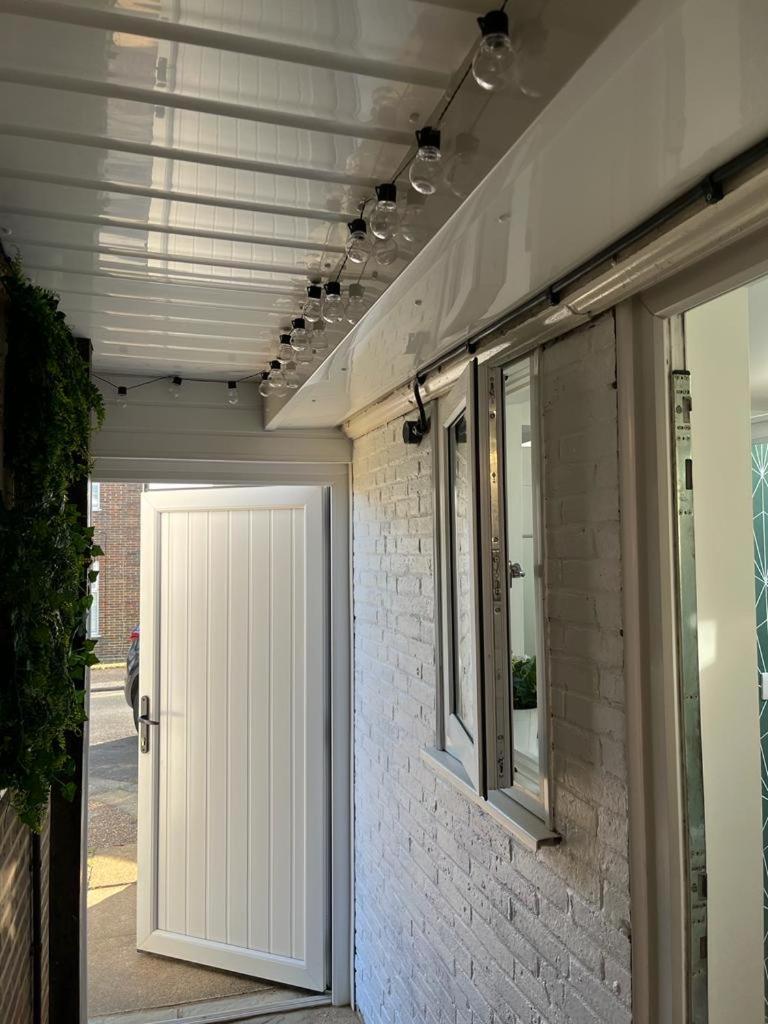 Central Ensuite Guest Unit With Air Conditioning Brighton Екстериор снимка